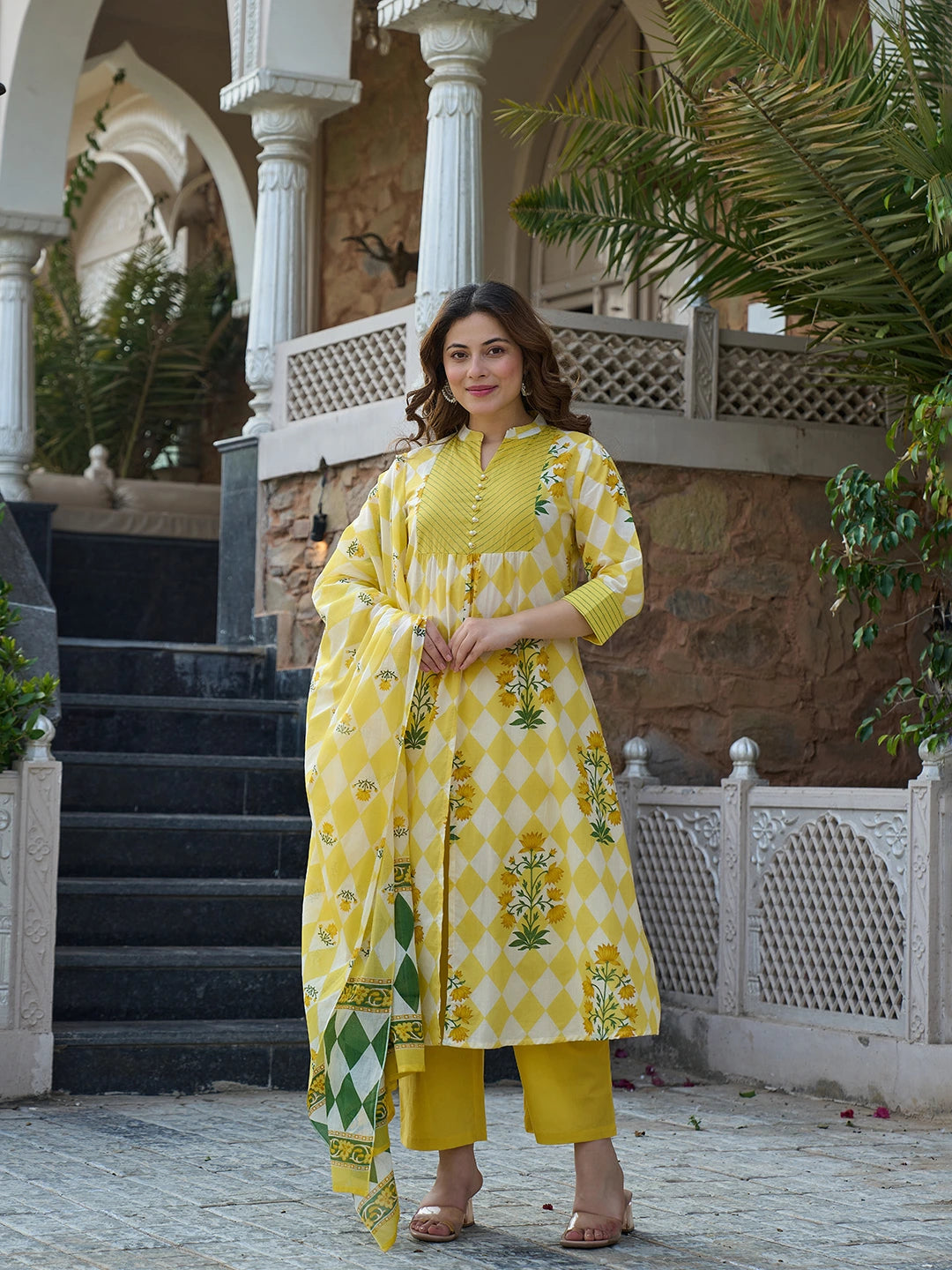 トッキー　国旗　ネイビー　オーダー Yellow Floral And Geometric A-Line Button Yoke Kurta Trouser