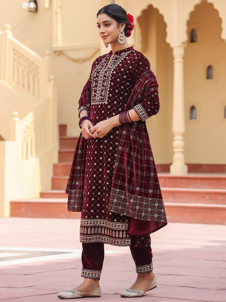 Maroon velvet kurta dupatta set-Yufta Store-1681SKDMRS