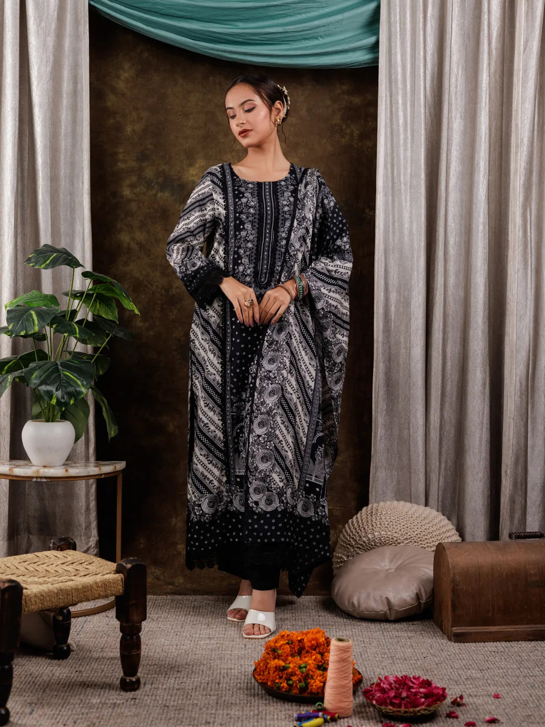 Black Hand_Embroidery Silk Straight Kurta And Trouser With Dupatta Set-Yufta Store-7068SKDBKS