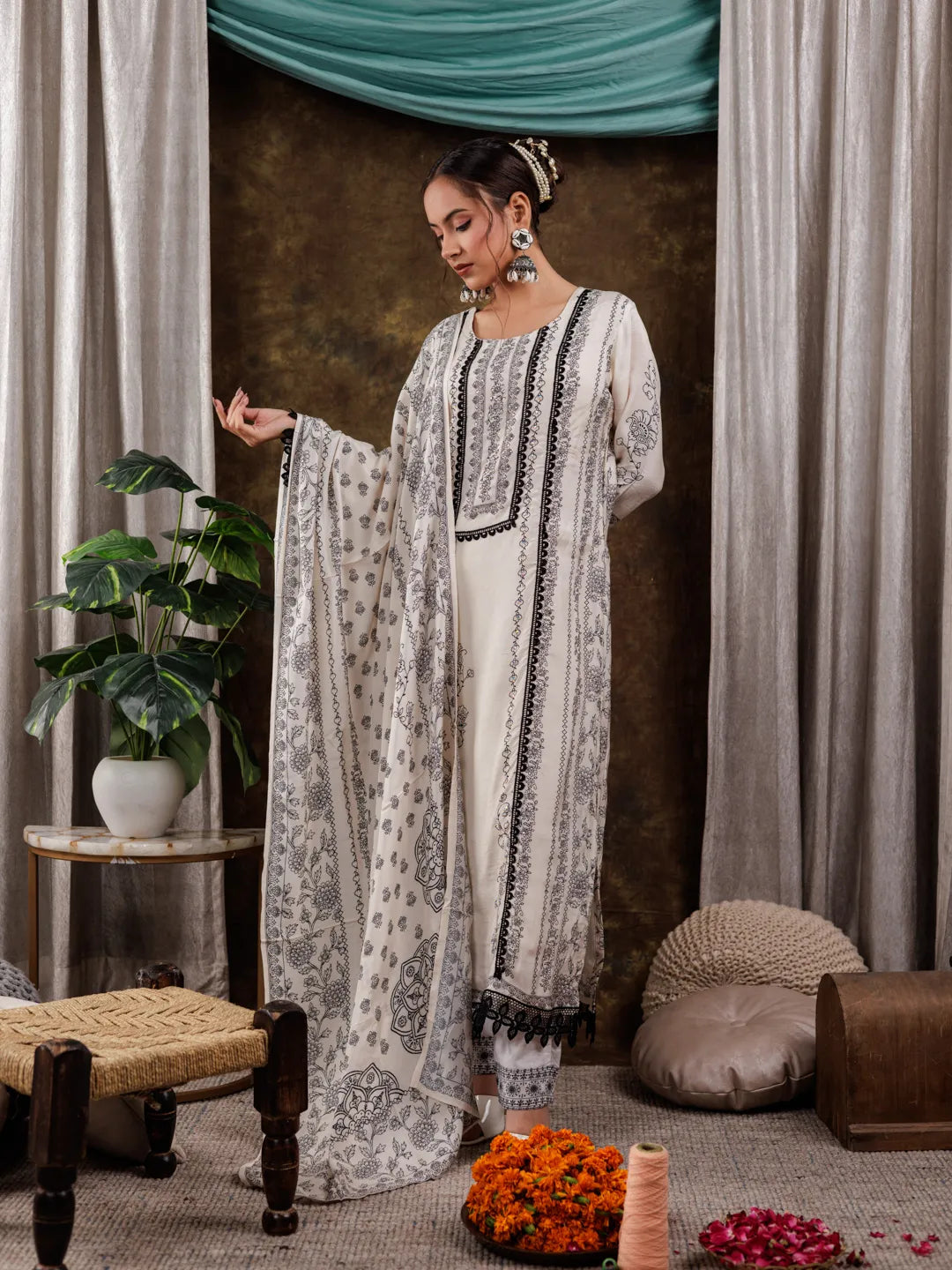 White Hand_Embroidery Silk Straight Kurta And Trouser With Dupatta Set-Yufta Store-7067SKDWHS