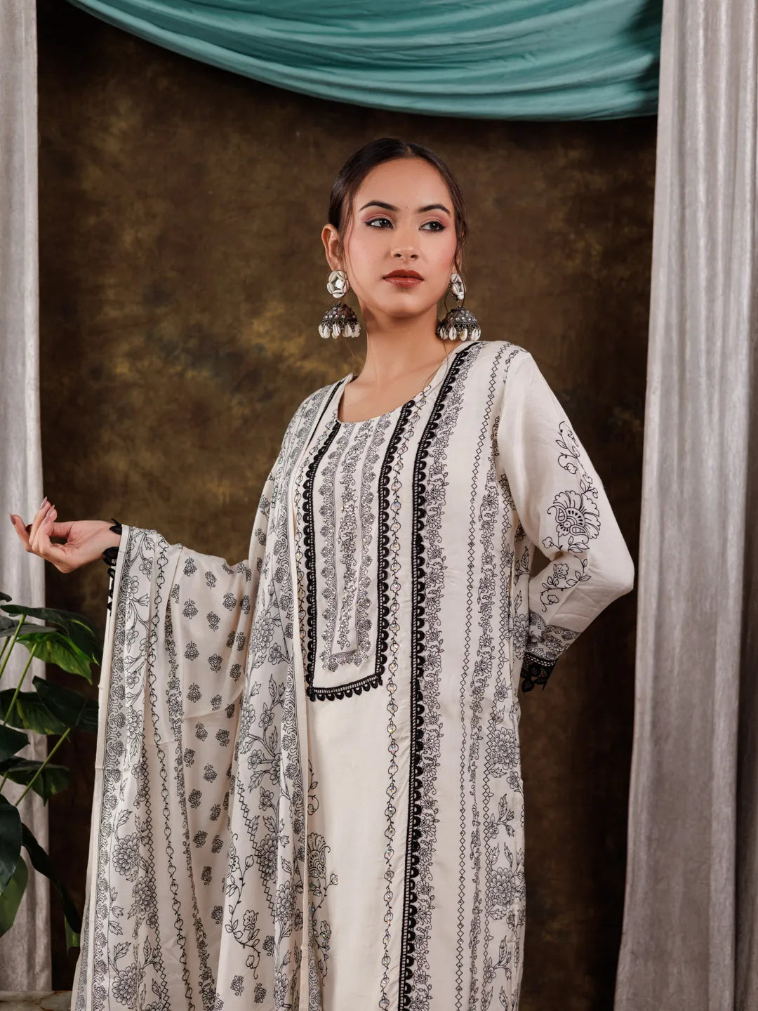 White Hand_Embroidery Silk Straight Kurta And Trouser With Dupatta Set-Yufta Store-7067SKDWHS